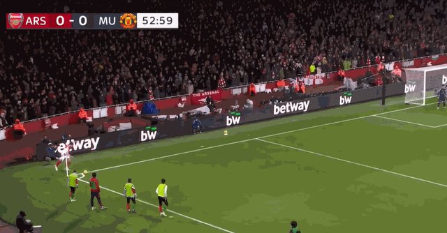 【英超】阿森纳2比0曼联，廷伯、萨利巴通过角球破门