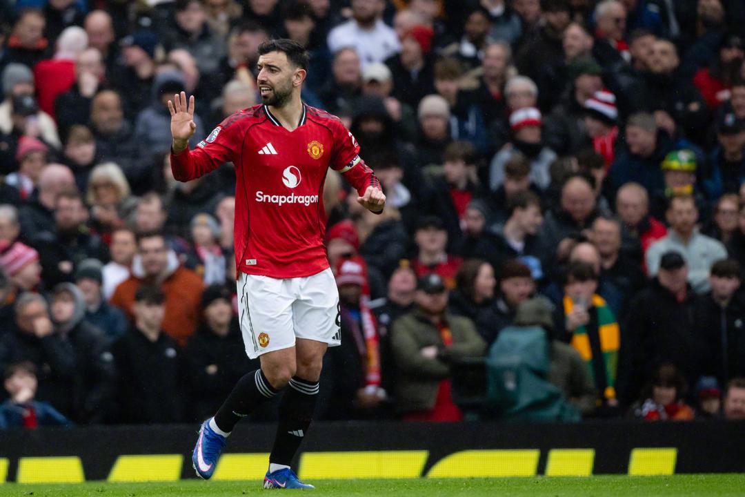 开云体育下载-热闻|谢什科5战4球，B费破27年神迹！曼联复仇维拉，稳守积分榜前三