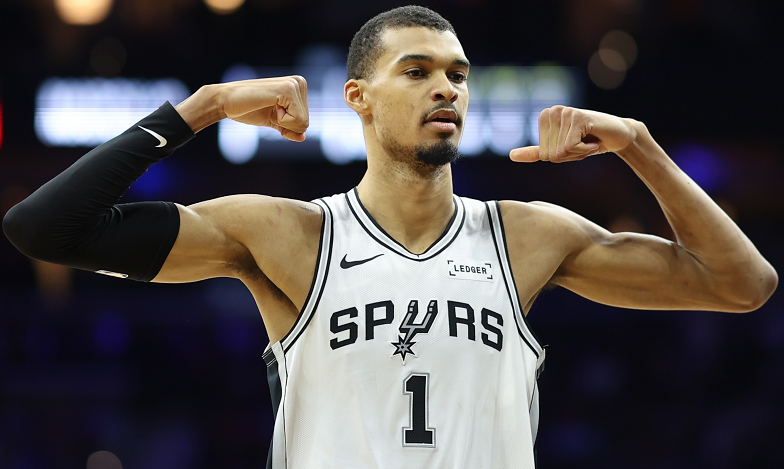 开云官网-32分12板8助2断4帽！文班亚马复制姚明神迹，战神卡要小心了