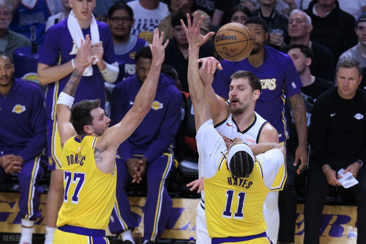 开云体育下载-逆天绝杀！东契奇30+11+13！詹姆斯玩命了，约基奇空砍24+16+14+5